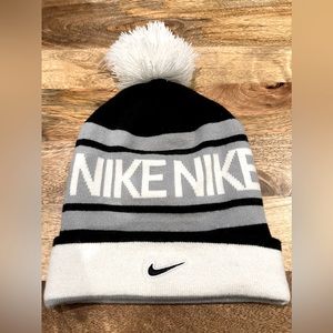 Nike - Winter Hat/Beanie - Pom